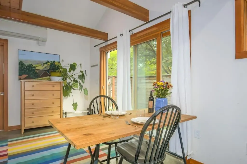 Private Studio, Lofted Bed, Soaking Tub & Patio Villa Portland Semesterbostad