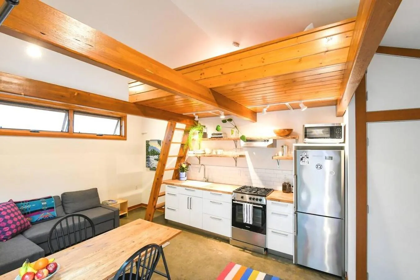 Semesterbostad Private Studio, Lofted Bed, Soaking Tub & Patio Villa Portland