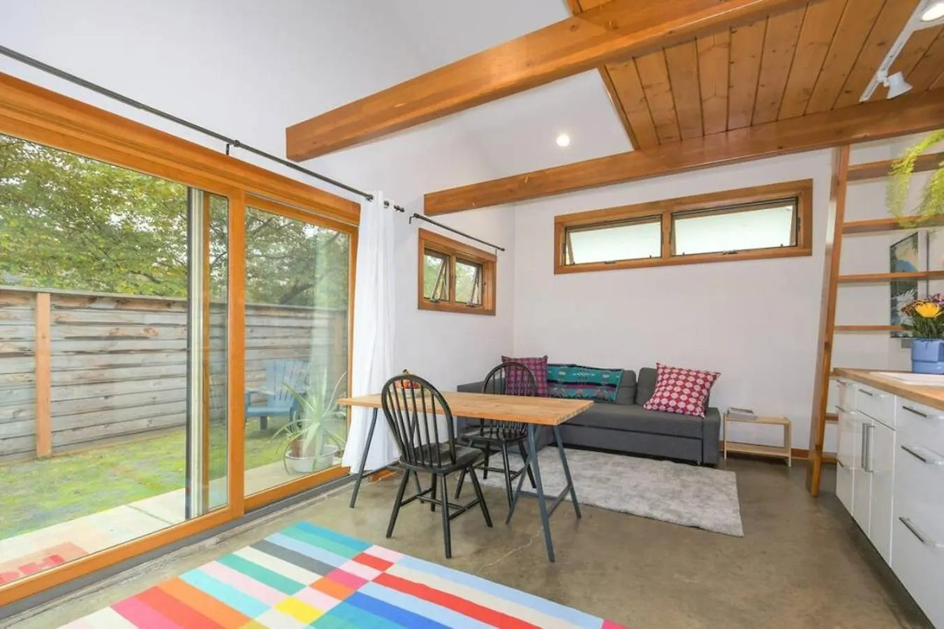 Private Studio, Lofted Bed, Soaking Tub & Patio Villa Portland
